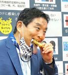 【娱乐】日本一市长咬金牌拍照引争议 奥组委：市长自费为运动员换新金牌